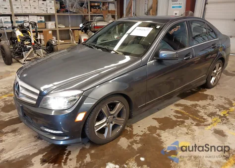2011 Mercedes-Benz C 300 Luxury 4Matic/Sport 4Matic z USA, uszkodzony, nr VIN WDDGF8BB4BR165645